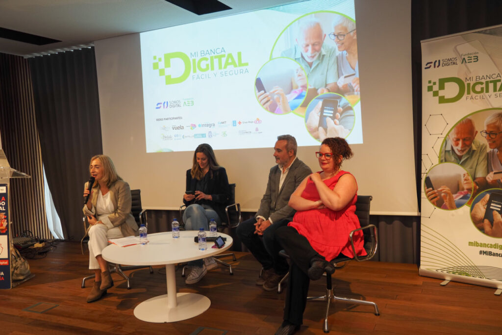 Un centenar de personas participa en una jornada para reducir la brecha digital y aprender a realizar operaciones bancarias por internet