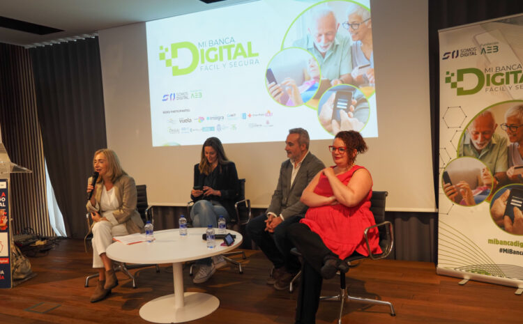 Un centenar de personas participa en una jornada para reducir la brecha digital y aprender a realizar operaciones bancarias por internet